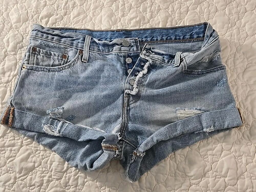 Levi’s Women’s W28 Distressed Denim Cutoff Shorts Light Wash Button Fly #0254